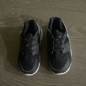 Kids Nike huarache sneaker size 8c black
